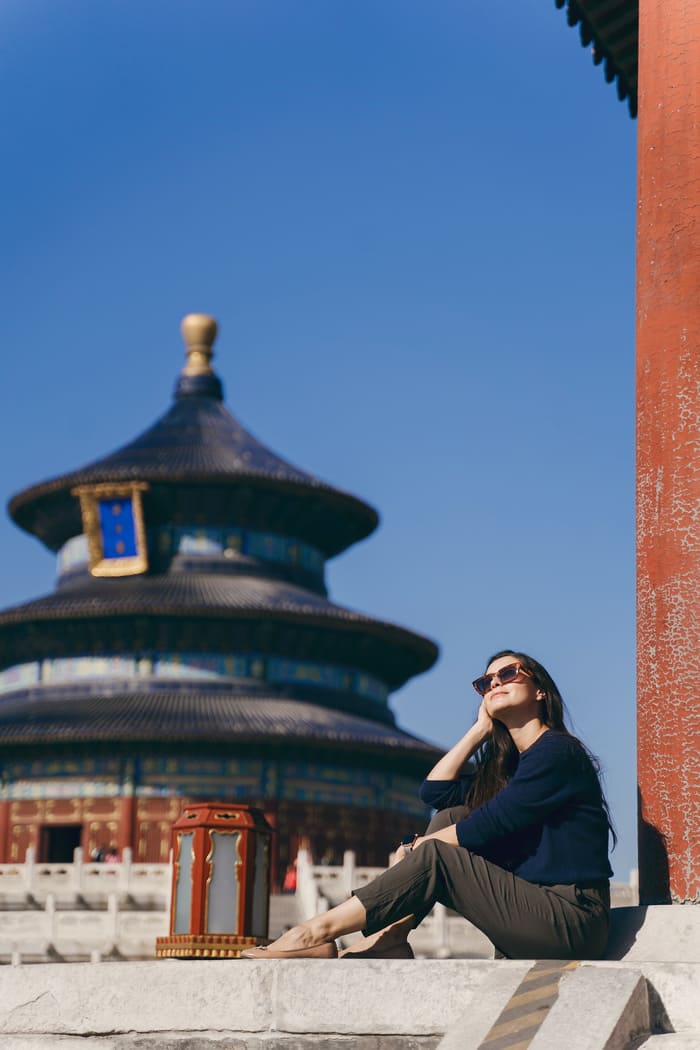 Templo Beijing, china con una turista posando