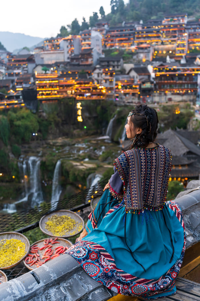ciudad en lijiang, china esta muy colorido y con fuentes para tu viaje personalizado a china